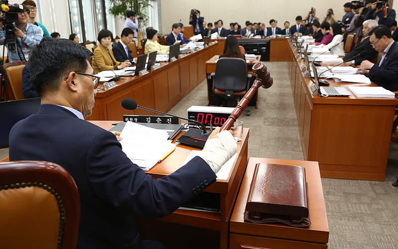 4월 29일 열린 국회 보건복지위원회 전체회의. 김춘진 위원장이 지카바이러스 현안보고 및 법안 처리를 위한 개회를 선언하고 있다.