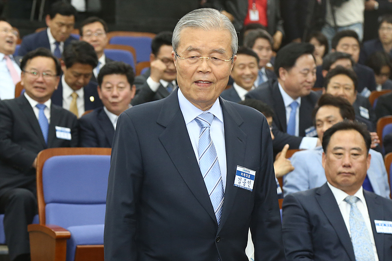 김종인 더불어민주당 비대위 대표가 4일 서울 여의도 국회에서 열린 원내대표 선거 행사장에 입장하고 있다.