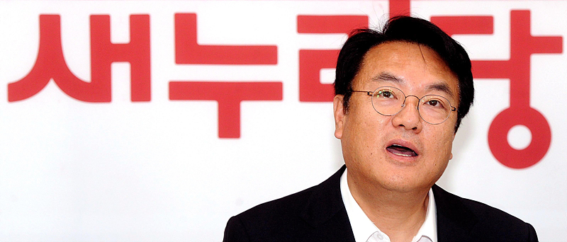 정진석 새누리당 원내대표가 3일 서울 여의도 국회에서 원내대표 취임 한 달을 맞아 기자간담회를 열고 기자의 질문에 답변하고 있다.