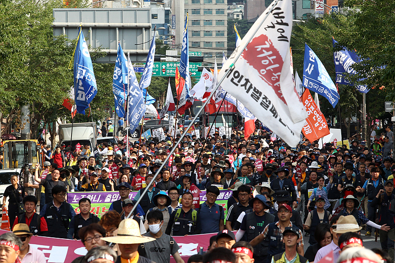 25일 서울광장에서 열린 ‘최저임금 1만원! 비정규직 철폐’ 전국노동자대회 참가자들이 도심을 행진하고 있다.