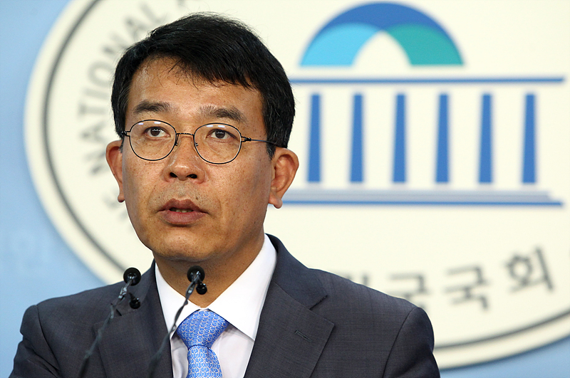 김종대 정의당 의원이 8일 국회 정론관에서 기자회견을 열고 국방부의 사드 배치 결정 발표에 대해서 철회를 촉구하고 있다.