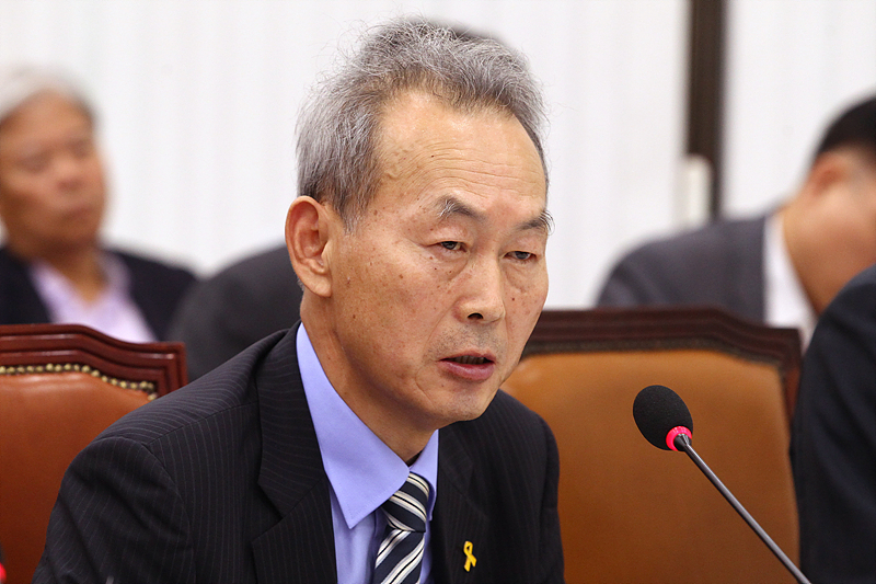 이석태 세월호 특별조사위원장이 12일 국회에서 열린 농림축산식품해양수산위원회 전체회의에서 의원들 질의에 답변하고 있다.