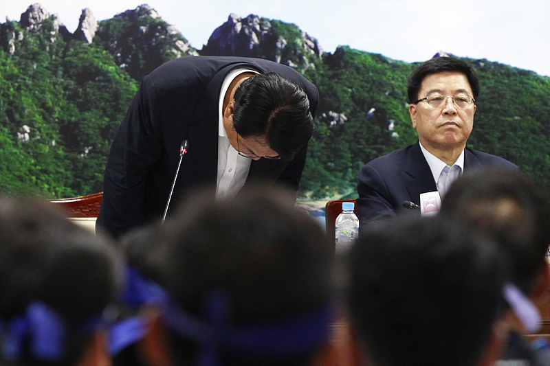 정진석 새누리당 원내대표가 26일 경북 성주군 성주군청에 열린 주민들과의 의견청취 자리에서 고개 숙여 인사하고 있다.