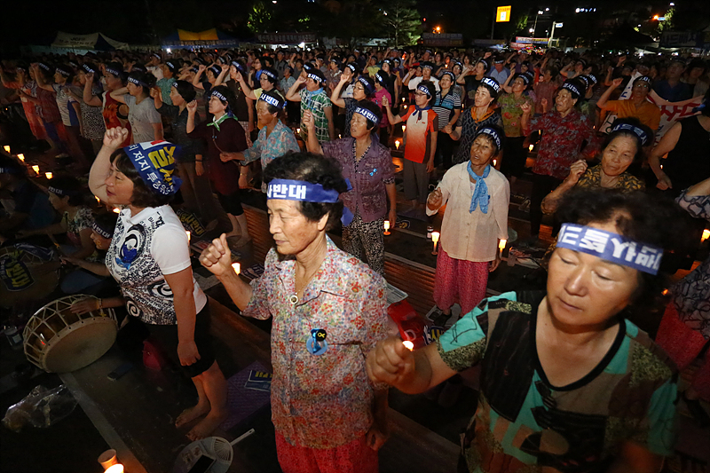 경북 성주군 성주읍 성주군청에서 열린 36번째 사드배치 철회를 위한 촛불문화제에서 주민들이 사드배치 철회를 촉구하며 구호를 외치고 있다.