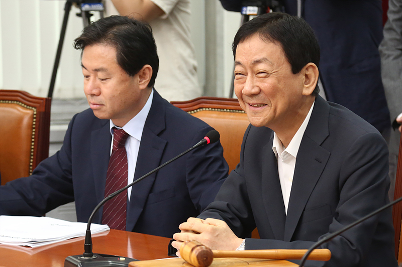 진영 더불어민주당 비대위원이 24일 오전 국회 당대표실에서 열린 마지막 비상대책위원회의에서 4당여의 비대위원 활동을 정리하며 소감을 말하고 있다.
