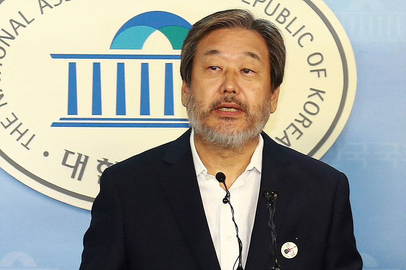 김무성 새누리당 의원이 26일 국회 정론관에서 과거 대표시절 콜트콜텍 노조의 활동으로 회사가 망했다는 자신의 잘못된 발언을 사과하고 있다.