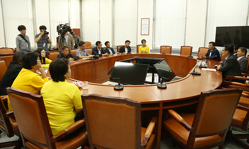 박지원 국민의당 비상대책위원장이 21일 오후 국회 당대표실에서 세월호 참사 유가족들과 면담하고 있다.