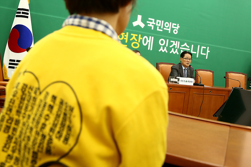 세월호 참사 유가족들이 21일 오후 국회 국민의당 당대표실에서 박지원 비상대책위원장과 면담하고 있다.