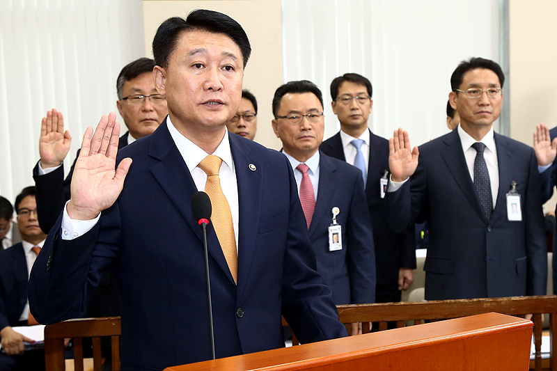 이철성 경찰청장(왼쪽)이 6일 국회에서 열린 안전행정위원회 국정감사에 출석해 증인 선서를 하고 있다.