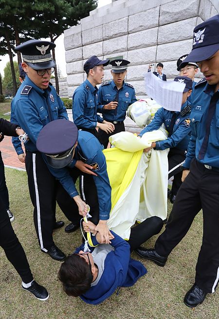 대학생들이 26일 국회 본청 앞에서 박근혜 대통령 탄핵을 촉구하며 기습시위를 벌이며 경비대들과 몸싸움을 하고 있다.
