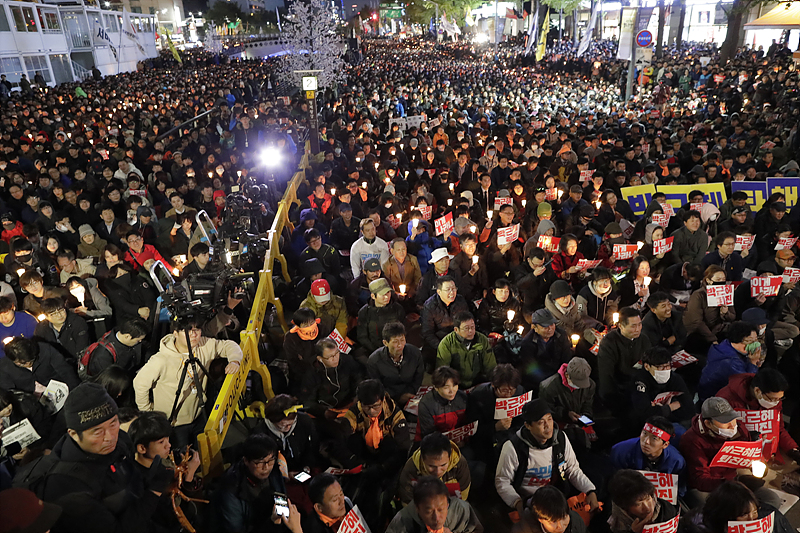 촛불은 든 시민들이 29일 서울 종로구 청계광장에서 최순실을 중신으로 한 비선실세 국정농단을 규탄하며 박근혜 대통령의 퇴진을 촉구하고 있다.