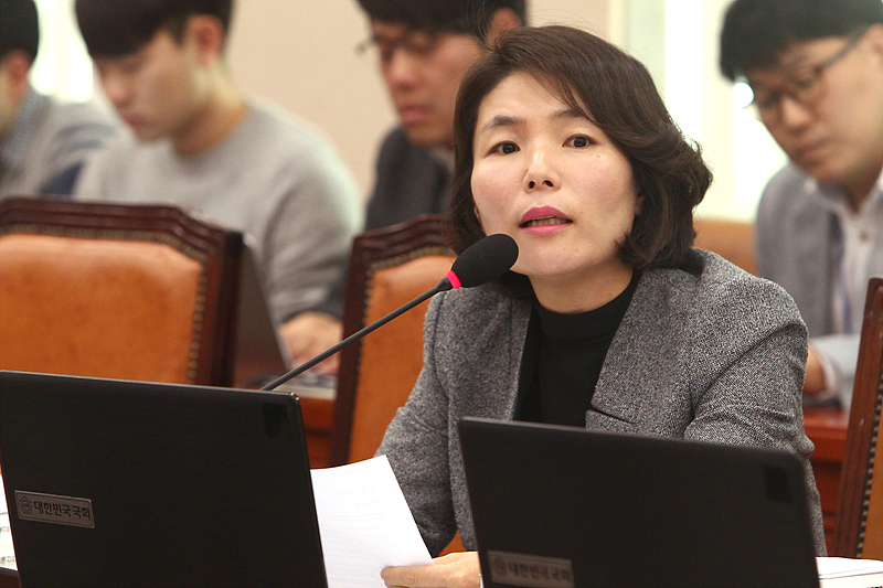 전희경 새누리당 의원이 1일 국회 교육문화체육관광위원회 전체회의에서 발언을 하고 있다.