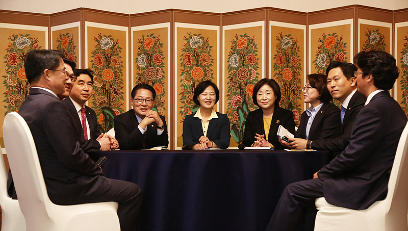 9일 국회 사랑재에서 야 3당 대표들이 박근혜 대통령 비선실세인 최순실 국정농단 사태에 대해 논의하고 있다.