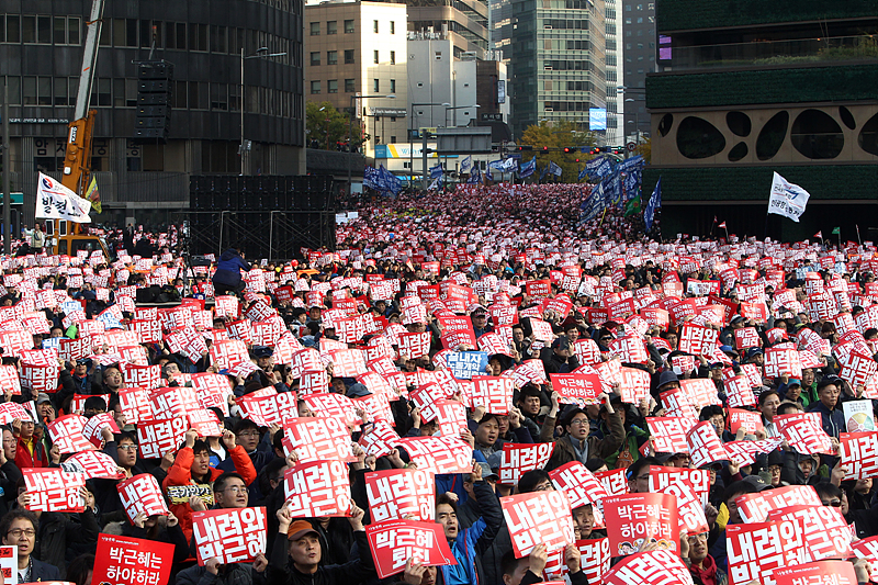 12일 서울 시청광장에서 열린 ‘박근혜 퇴진! 민중총궐기대회’에 참가한 시민,학생,노동자들이 시청광장을 넘어 소공로 및 주면 도로까지 가득 메운채로 박근혜 대통령의 퇴진을 촉구하고 있다.