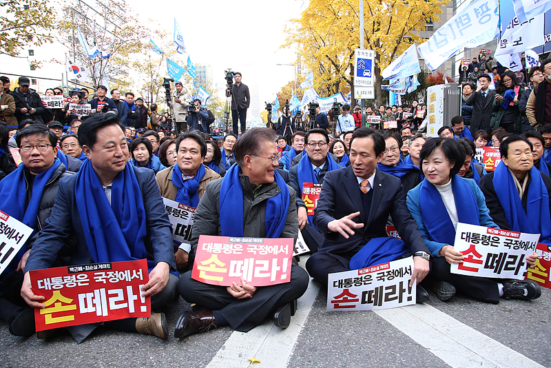더불어민주당 추미애 대표, 우상호 원내대표, 문재인 전 대표가 12일 서울 광화문 인근에서 열린 ‘박근혜 퇴진! 민중총궐기대회’에 참가해 박근혜 대통령의 국정 2선 후퇴를 촉구하는 손피켓을 들고 대화하고 있다.