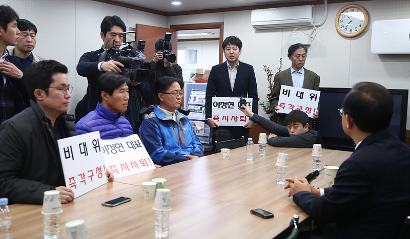 새누리당 이준석(서울 노원병) 당협위원장이 15일 서울 여의도 당사 대표실을 찾아 이정현 대표와 면담에서 사퇴를 촉구하고 있다.