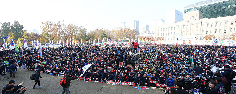 한국노총 조합원들이 제4차 범국민행동 날인 19일 서울광장에 모여 사진집회를 열며 박근혜 대통령의 퇴진을 촉구하는 구호를 외치고 있다.
