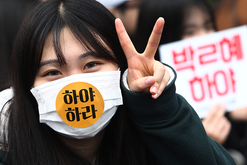 19일 서울 종로구 영풍문고 앞에서 열린 제4차 범국민행동 청소년 시국대회에 참석한 청소년이 박근혜 하야를 촉구하는 마스크를 착용하고 카메라 앞에서 당당하게 포즈를 취하고 있다.