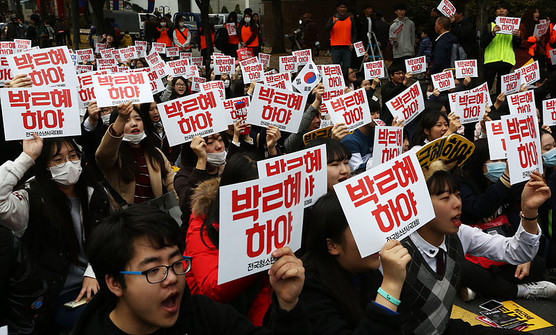 19일 서울 종로구 영풍문고 앞에서 열린 제4차 범국민행동 청소년 시국대회에 참석한 청소년들이 박근혜 대통령의 하야를 촉구하고 있다.