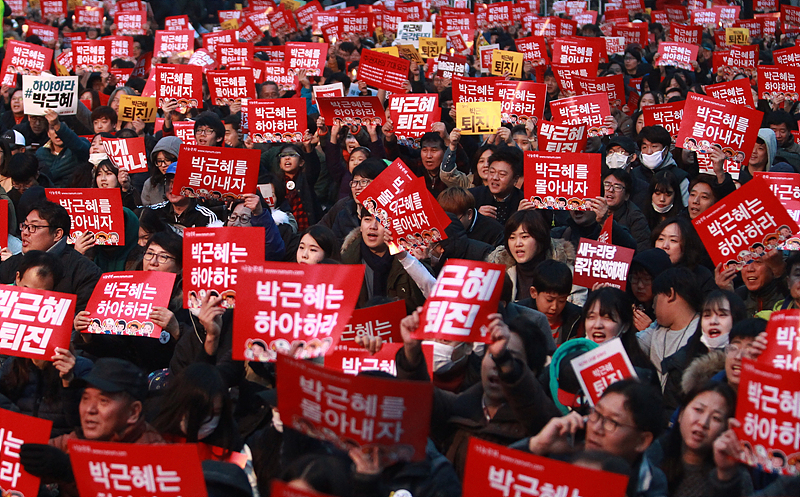 19일 서울 세종로 광화문광장에서 열린 제4차 국민행동에서 시민들이 박근혜 대통령의 퇴진을 촉구하며 구호를 외치고 있다.