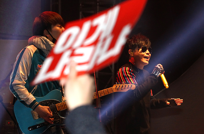 25일 광화문광장에서 가수 이승환 씨가 민중총궐기 전야제 ‘물러나SHOW’에서 박근혜 대통령의 퇴진을 촉구하며 노래를 부르고 있다.