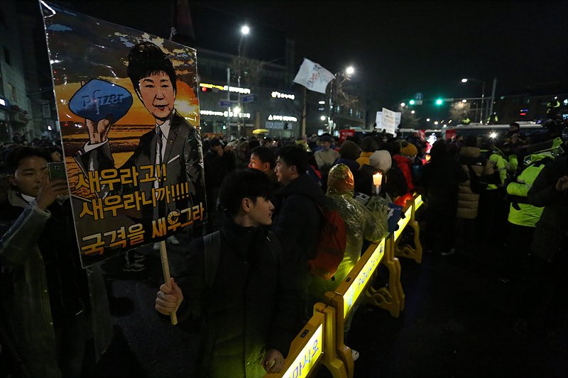 26일 민중총궐기에 참가한 시민들이 서울 종로구 청운동 주민센터 앞에서 청와대가 구입한 비아그라를 풍자하는 피켓을 들고 있다.