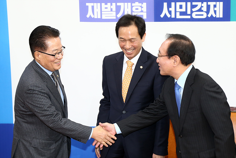 지난해 12월 2일 당시 야3당 원내대표들이 국회에서 열린 원내대표 회동에서 인사하고 있다.
