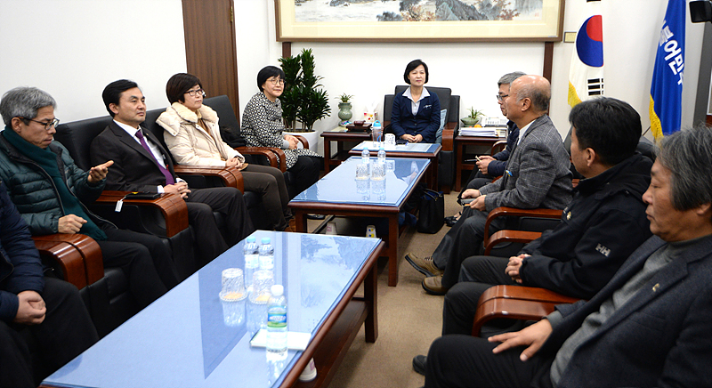 추미애 더불어민주당 대표가 2일 오후 국회 대표실에서 박근혜 정권 퇴진 비상국민행동 대표단과 면담을 하고 있다.