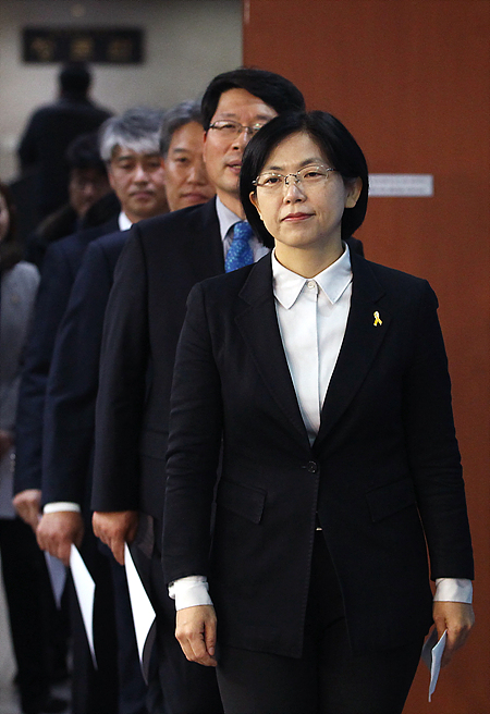 박근혜 정권에서 해산된 통합진보당 전 이정희 대표와 소속 의원들이 5일 국회에서 당 해산과정에서 청와대가 개입한 정황과 관련한 기자회견을 하기 위해서 정론관으로 들어서고 있다.