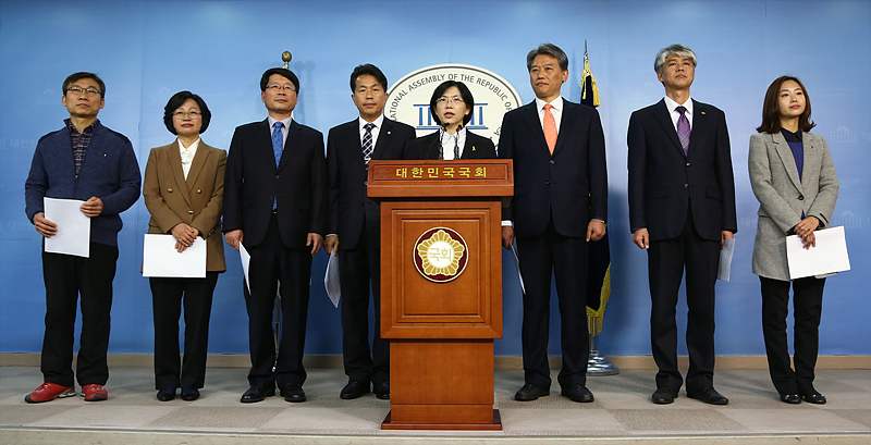 박근혜 정권에서 해산된 통합진보당 전 이정희 대표와 소속 의원들이 5일 국회 정론관에서 기자회견을 열고 당 해산 과정에서 청와대가 깊숙히 관여한 정황에 대해서 비판하고 있다.