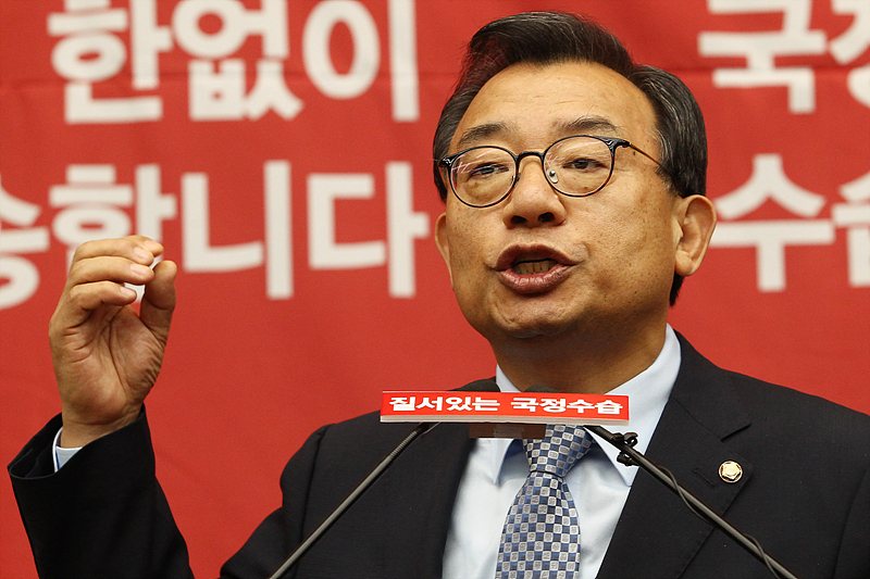 이정현 새누리당 대표가 박근혜 대통령 탄핵안 표결일인 9일 국회에서 열린 의원총회에서 의원들을 상대로 탄핵안의 부당성에 대해서 설명하고 있다.