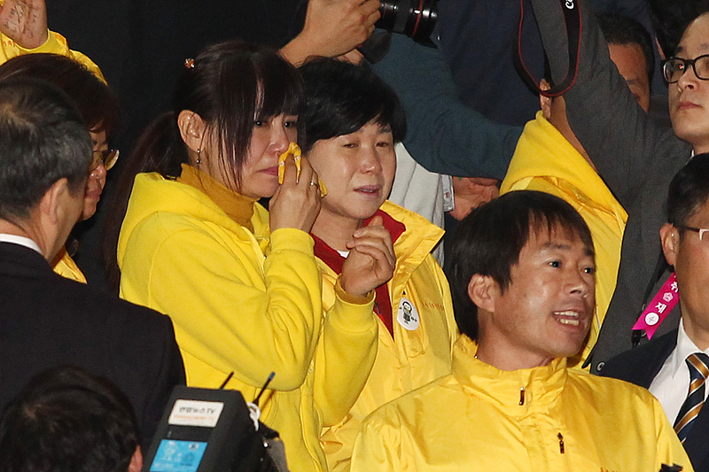 국회 탄핵소추안 가결을 방청석에서 지켜보던 세월호 유가족들 | 인스티즈