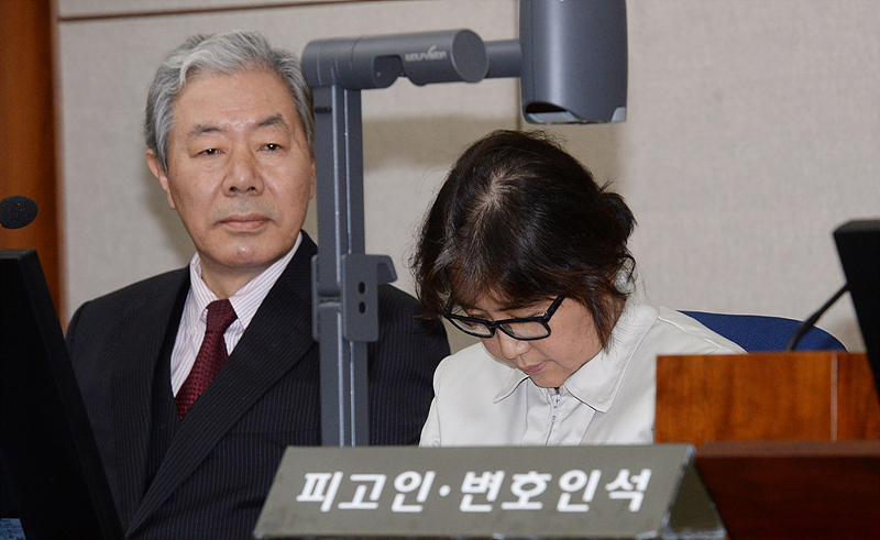 박근혜 정권 국정농단 사건의 중심에 있는 최순실씨가 19일 오후 서울 서초구 서울중앙지법 형사대법정에서 열린 국정농단 사건 첫 재판 공판준비기일에 출석해 시작을 기다리고 있다.