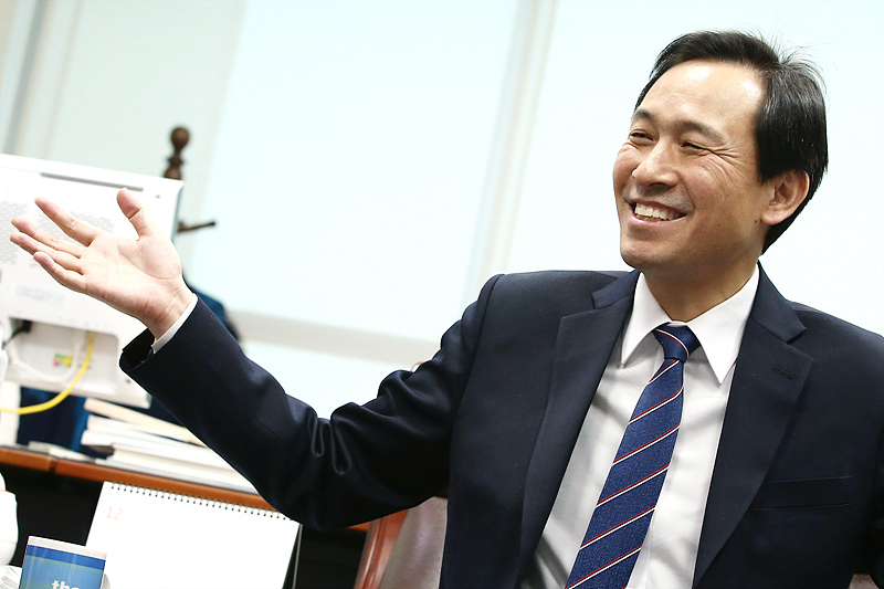 우상호 더불어민주당 원내대표가 국회 의원회관에서 민중의소리와 인터뷰 하고 있다.