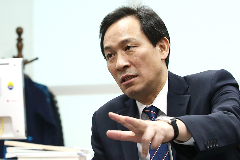 우상호 더불어민주당 원내대표가 4일 국회 의원회관에서 민중의소리와 인터뷰 하고 있다.
