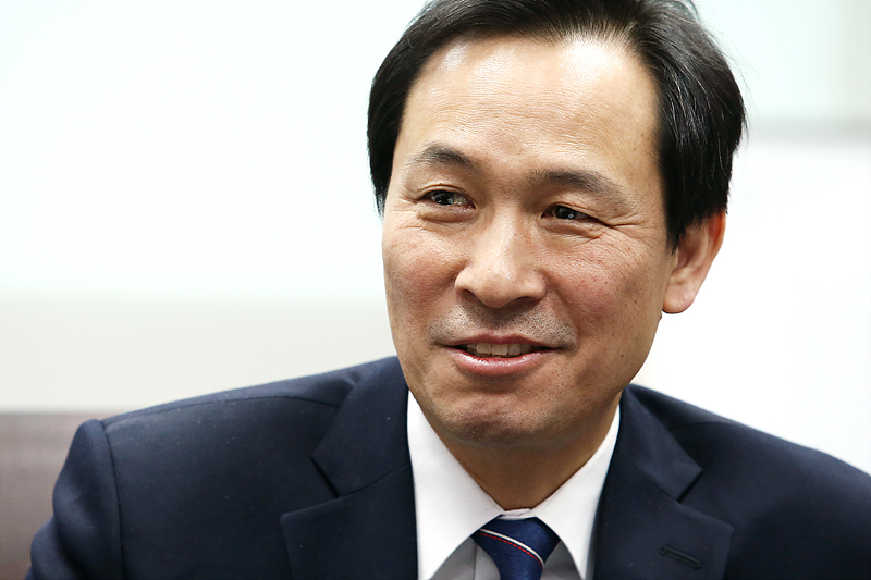 우상호 더불어민주당 원내대표가 국회 의원회관에서 민중의소리와 인터뷰 하고 있다.