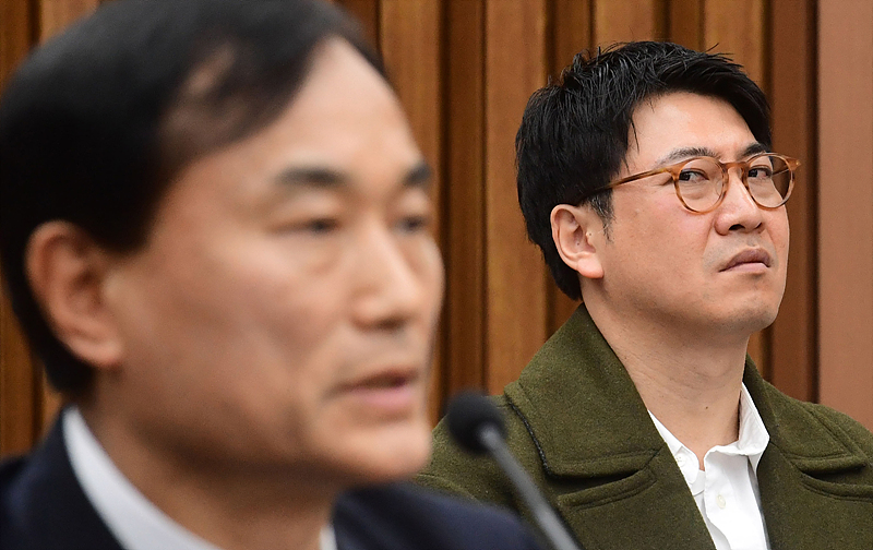 노승일 전 K스포츠재단 부장이 9일 서울 여의도 국회에서 열린 '박근혜 정부의 최순실 등 민간인에 의한 국정농단 의혹사건 진상규명을 위한 국정조사' 제7차 청문회에서 정동춘 전 K스포츠재단 이사장이 의원들의 질의에 답변하는 것을 지켜보고 있다.