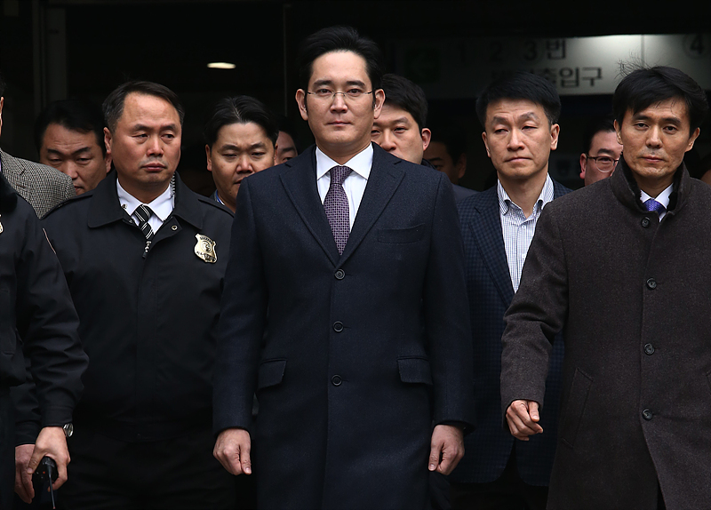 박근혜 대통령에게 뇌물을 제공한 혐의 등으로 구속영장이 청구된 이재용 삼성전자 부회장이 18일 오후 서울 서초구 서울중앙지방법원에서 열린 영장실질심사를 마치고 법원을 나오고 있다. 법원은 결국 영장을 기각했다.
