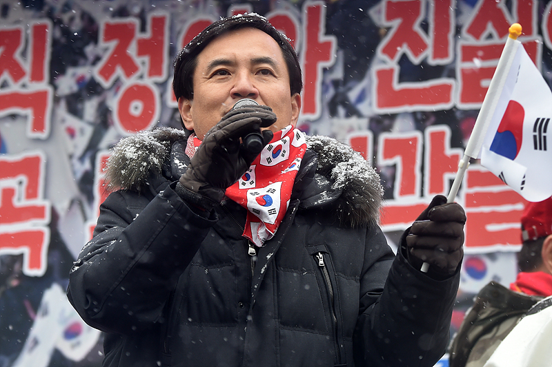 김진태 새누리당 의원이 21일 서울 중구 대한문 앞에서 열린 박사모의 탄핵반대 집회에서 탄핵을 반대하는 발언을 하고 있다.