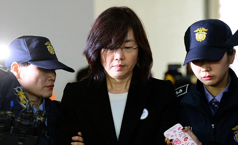 22일 문화·예술계 ‘블랙리스트’를 작성·관리한 혐의로 구속된 조윤선 전문화체육관광부장관이 서울 강남구 대치동 박영수특검팀으로 소환되고 있다.