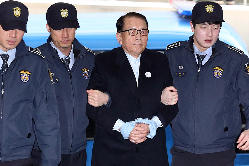 ‘문화계 블랙리스트’ 작성을 주도한 혐의로 구속된 김기춘 전 청와대 비서실장이 22일 오후 서울 대치동 특검사무실에 소환돼 조사실로 향하고 있다.
