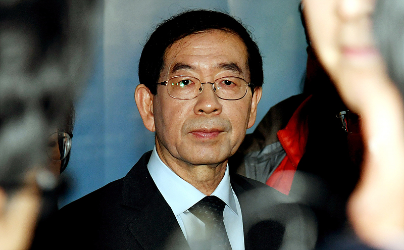 박원순 서울시장이 26일 오전 국회 정론관에서 대선 불출마 선언을 마치고 취재진의 질의를 듣고 있다.