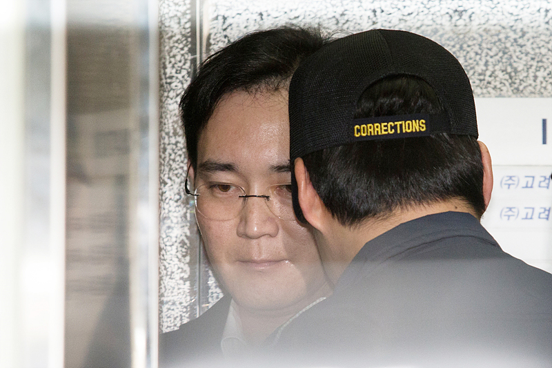 박근혜 대통령과 비선실세 최순실에게 430억대 뇌물공여 등의 혐의를 받고 구속된 이재용 삼성전자 부회장이 지난달 서울 강남구 대치동 박영수 특별검사팀에 소환돼 승강기를 타고 조사실로 이동하고 있다.