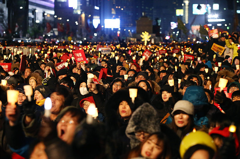 18일 서울 광화문광장에서 열린 제16차 박근혜 퇴진 촉구 촛불집회에 영하의 날씨에도 불구하고 참석한 시민들이 '박근혜 퇴진'을 외치고 있다.