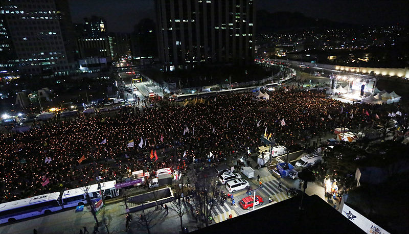 18일 서울 광화문광장에서 열린 제16차 박근혜 퇴진 촉구 촛불집회에 참가한 시민들이 영하의 날씨에도 박근혜 대통령의 조속한 탄핵을 촉구하며 촛불을 들고 있다.
