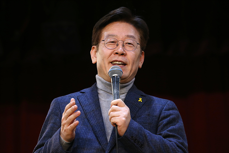 더불어민주당 예비 대선 후보인 이재명 성남시장이 22일 서울 동작구 대방동 여성프라자에서 열린 보건의료노조 창립19주년 기념식에 참석해 인사말을 하고 있다.