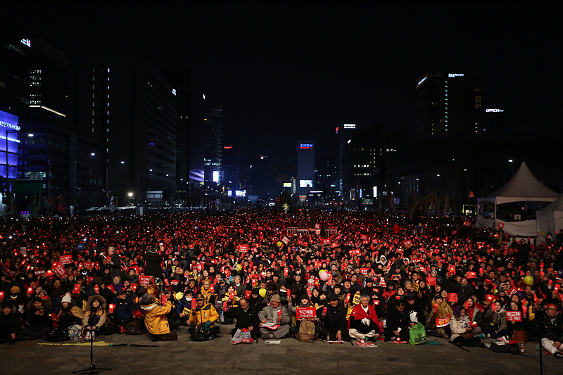 서울 광화문광장에서 열린 박근혜 대통령 탄핵을 촉구하는 19차 촛불집회에 참가한 시민들이 탄핵 인용을 촉구하며 촛불을 들고 있다.