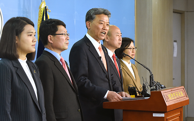 옛 통합진보당 김선동 전 의원이 14일 오전 국회 정론관에서 민중연합당 대선후보로 출마를 선언하고 있다.