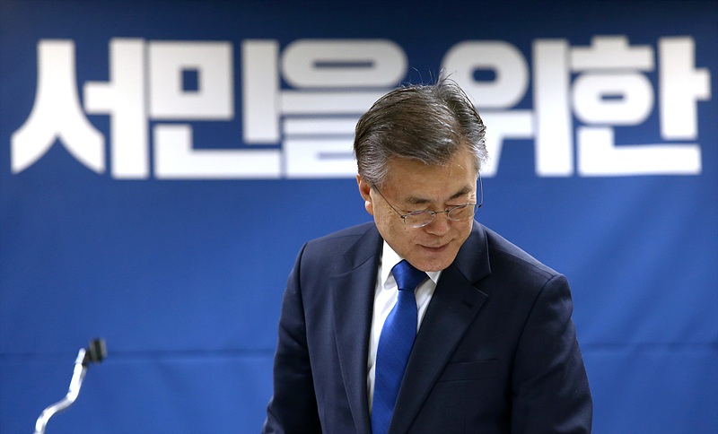 더불어민주당 대선 예비후보인 문재인 전 대표가 16일 오전 서울 마포구 서울신용보증재단에서 열린 비상경제대책단 제2차 경제현안 점검회의 ‘위기의 가계부채, 서민을 위한 해법’에 참석하고 있다.