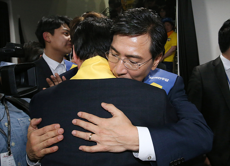 3일 오후 서울 구로구 고척스카이돔에서 열린 더불어민주당 ‘제19대 대통령후보자 선출대회’에서 2위로 고배를 마신 안희정 충남도지사가 지지자를 안아주며 인사하고 있다.